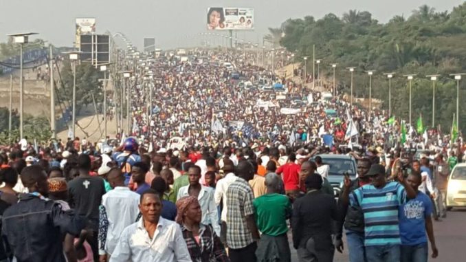 Obsèques d’Etienne Tshisekedi : les Kinois prennent d’assaut l’aéroport de N’djili