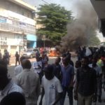 Invalidations des députés nationaux des militants du MLC manifestent devant le siège de leur parti