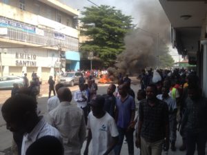 Invalidations des députés nationaux des militants du MLC manifestent devant le siège de leur parti