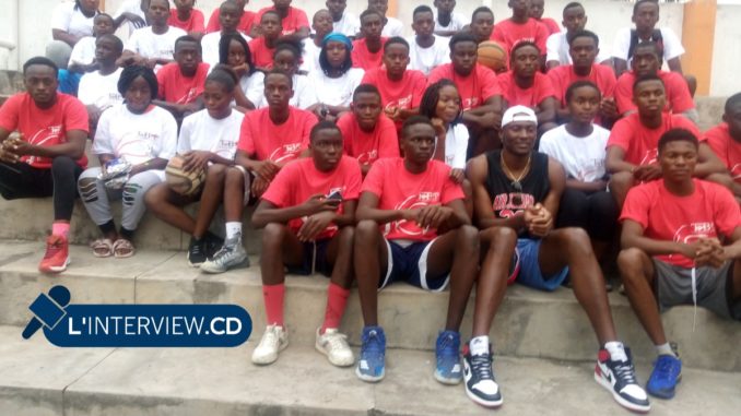 L’International Bismarck Biyombo et les jeunes basketteurs de Goma