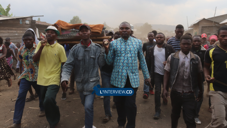Nyiragongo Nord-Kivu Goma à marcher avec les corps sans vie des personnes assassinées