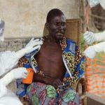 les-personnels-soignants-doivent-se-proteger-en-portant-des-masques-sanitaires-et-des-gants