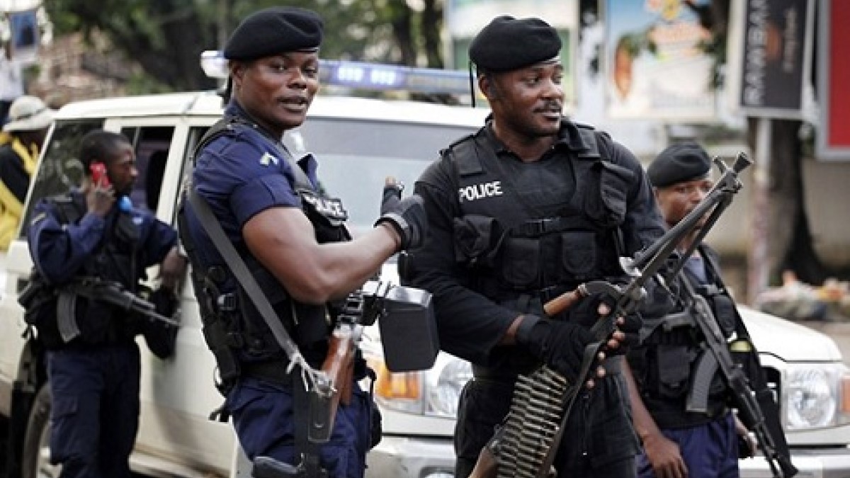 Goma: un brassard ajouté à la tenue du policier pour circuler avec arme