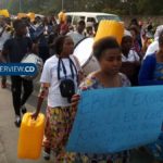 des manifestants dans la ville de goma pour l'eau potable