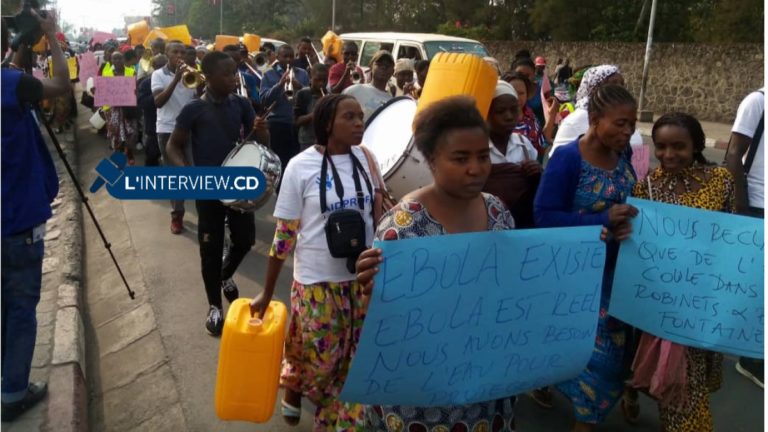 des manifestants dans la ville de goma pour l'eau potable