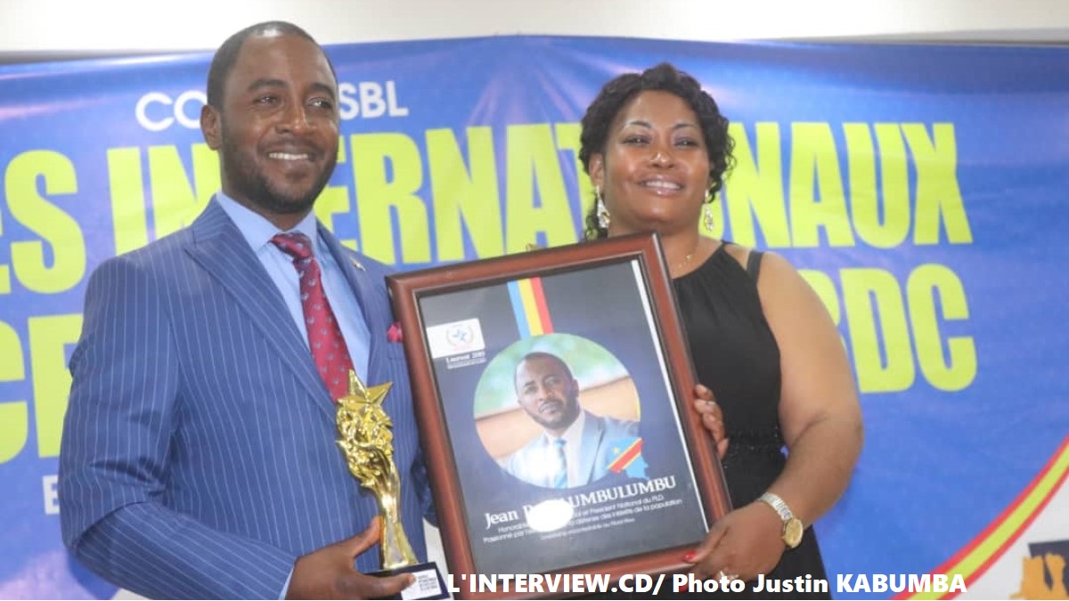 première édition des trophées excellents de la rdc député Jean Paul Lumbulumbu