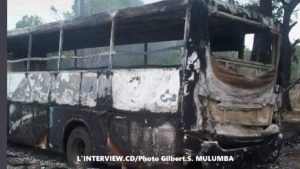 Bus Tranco brûlé par les étudiants (ISTM). L'INTERVIEW.CD/Photo Gilbert.S. MULUMBA