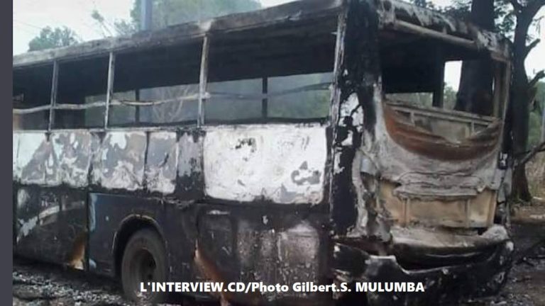 Bus Tranco brûlé par les étudiants (ISTM). L'INTERVIEW.CD/Photo Gilbert.S. MULUMBA