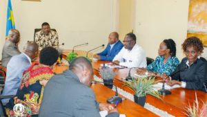 Kasaï Central: le Gouverneur Kabuya a conféré avec une délégation de l’OMS sur la couverture santé universelle