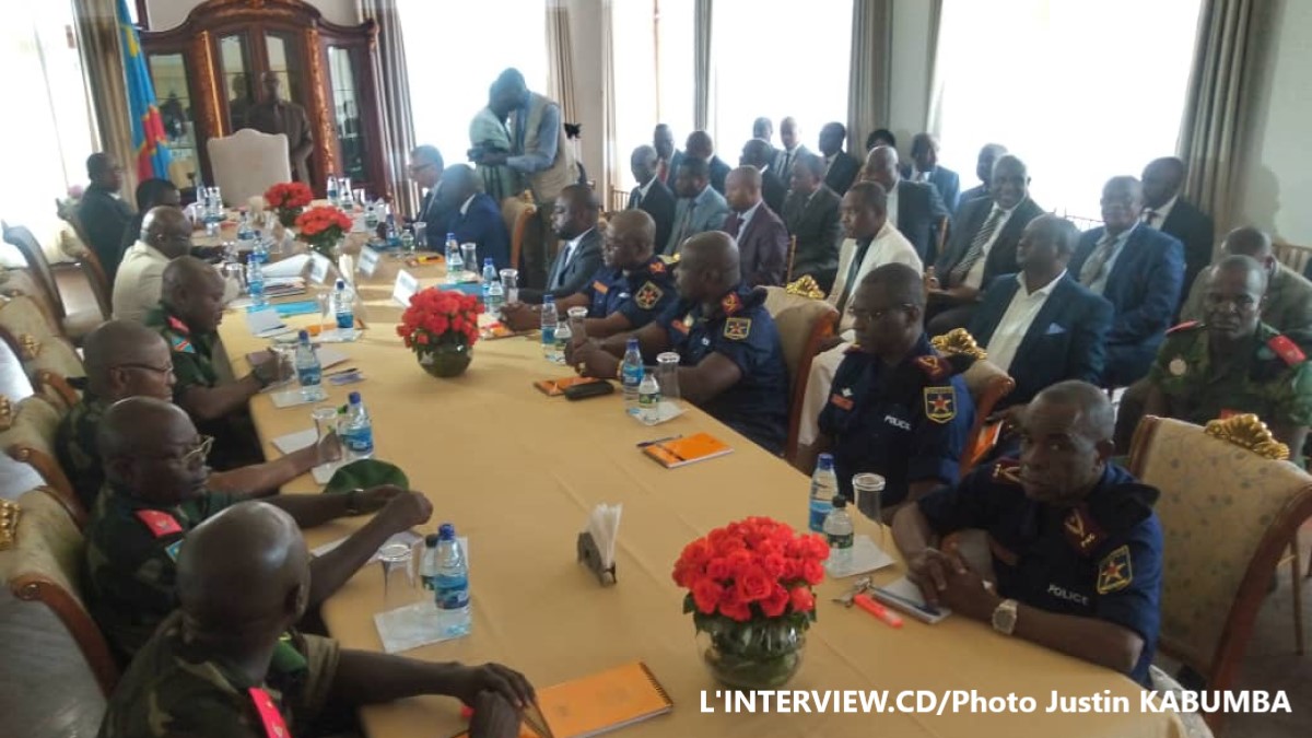 Félix préside une réunion avec quelques gouverneurs sur la sécurité