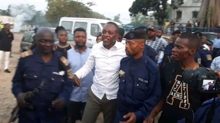 Kinshasa Mike Mukebayi reste en détention à Makala