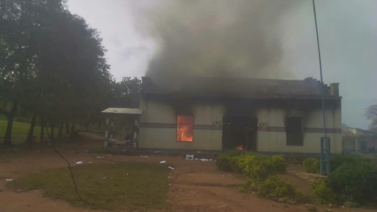 Mairie en feu à Beni