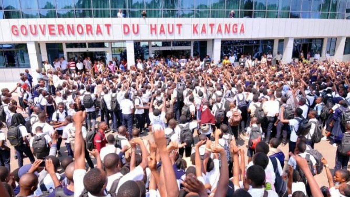 katanga manifestations des élèves devant le gouvernorat