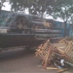 Beni un policier tué puis brûlé par la population