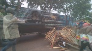 Beni un policier tué puis brûlé par la population