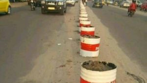 Kinshasa Gode Mpoyi offre un don des tonneaux