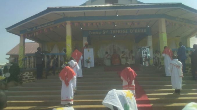 cardinal Fridolin célèbre une messe de compassion à Beni. cardinal Fridolin célèbre une messe de compassion à Beni.