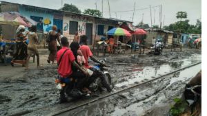 Kinshasa Après la pluie , les usagers de la route de la paix peinent à circuler