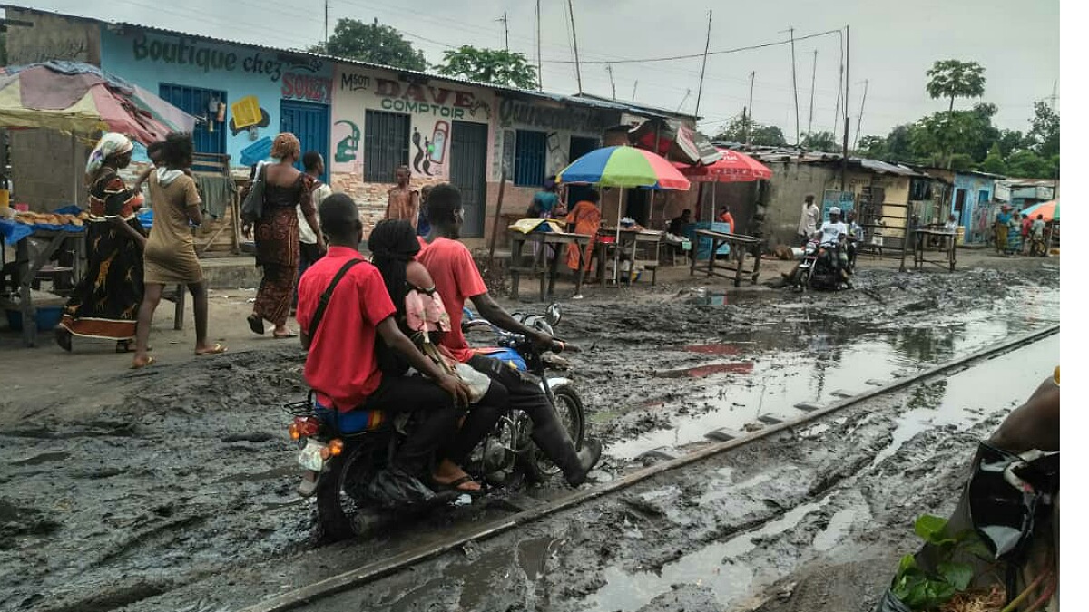 Kinshasa Après la pluie , les usagers de la route de la paix peinent à circuler