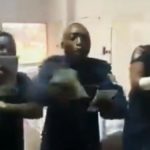 Les policiers assistés par le chef de l'État ont enregistré une vidéo