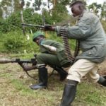 Les rebelles des forces démocratiques pour la libération du Rwanda "FDLR" du groupe Rudi, ont assassiné un motocycliste de profession la nuit du mardi 31 décembre 2019 au mercredi 01 janvier 2020 à Katwiguru dans le groupement de Binza, en territoire de Rutshuru, au Nord-Kivu. Ces assaillants ont d'abord mortellement blessé par balle la victime avant que celle-ci ne soit acheminé à l'hôpital général de Nyamilima, dans le même territoire, où il a succombé de ses blessures. Il a été mis en terre ce même mercredi sous une forte émotion des membres, familles et connaissance. La grande société civile du Congo, section de Rutshuru, par le biais de son président Aimé Mukanda Mbusa, qui a livré cette information à l'interview.cd condamne ce énième assassinat et demande au gouvernement central d'insérer dans le budget de l'État, le problème de l'insécurité qui prévaut dans plusieurs entités de la province du Nord-Kivu. "Nous demandons à nos autorités encore une fois de nous venir en aide car ces FDLR vont nous exterminer ici à Rutshuru, la traque des FDLR doit aussi êtes dans le budget du chef de l'État puisque jusque maintenant, les kidnappings, les massacres sont enregistrés", a décrié M. Aimé Mukanda Mbusa. Il faut préciser que la même nuit ces "FDLR" ont fait incursion dans le village de Kisharo à cinq kilomètres du lieu de meurtre du conducteur moto, et là, on déplore le pillage systématique des maisons des paisibles citoyens qui savent pas sur quel sein se vouer. Christopher Mulakirwa depuis Butembo, pour l'interview.cd