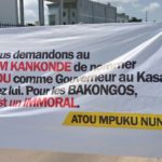 des jeunes du FCC manifestent devant le palais de la justice pour exiger le départ d'Atou Matubuana