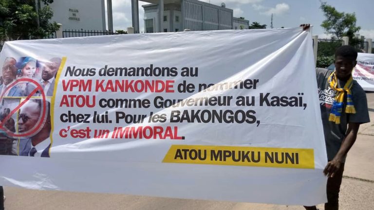 des jeunes du FCC manifestent devant le palais de la justice pour exiger le départ d'Atou Matubuana