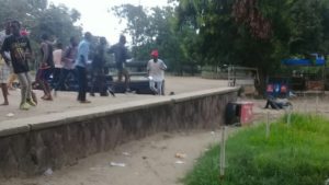 l'UNIKIN un policier serait abattu par les manifestants en colère