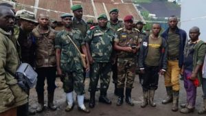 le Gén autoproclamé Machango Tabangeshe du groupe rebelle Raïa Mutomboki se rend à l'armée