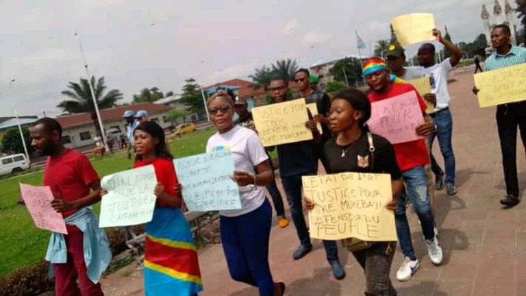 les activistes des mouvements citoyens ont manifesté pour exiger la libération de M. Mukebayi