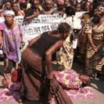 les femmes et enfants des militaires et policiers manifestent