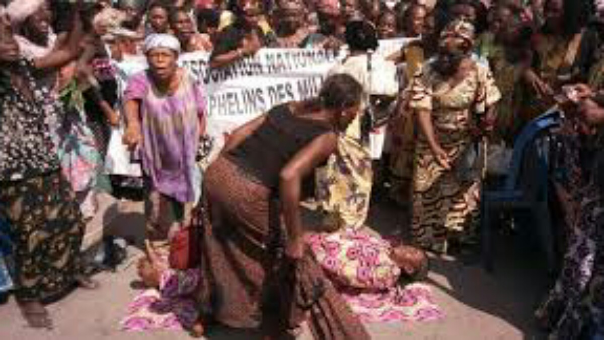 les femmes et enfants des militaires et policiers manifestent