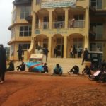 un groupe des jeunes dans la rue pour soutenir les FARDC