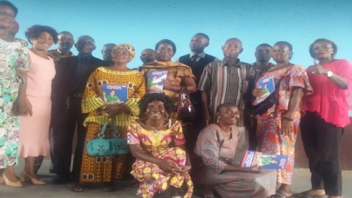 écolière fille à l'école