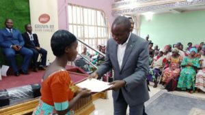 Bukavu le vice-gouverneur Marc Malago décore des cultivatrices après formations