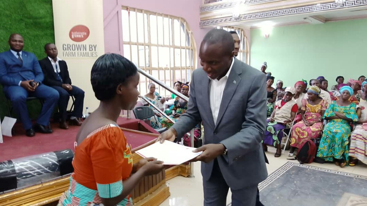 Bukavu le vice-gouverneur Marc Malago décore des cultivatrices après formations