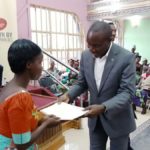 Bukavu le vice-gouverneur Marc Malago décore des cultivatrices après formations