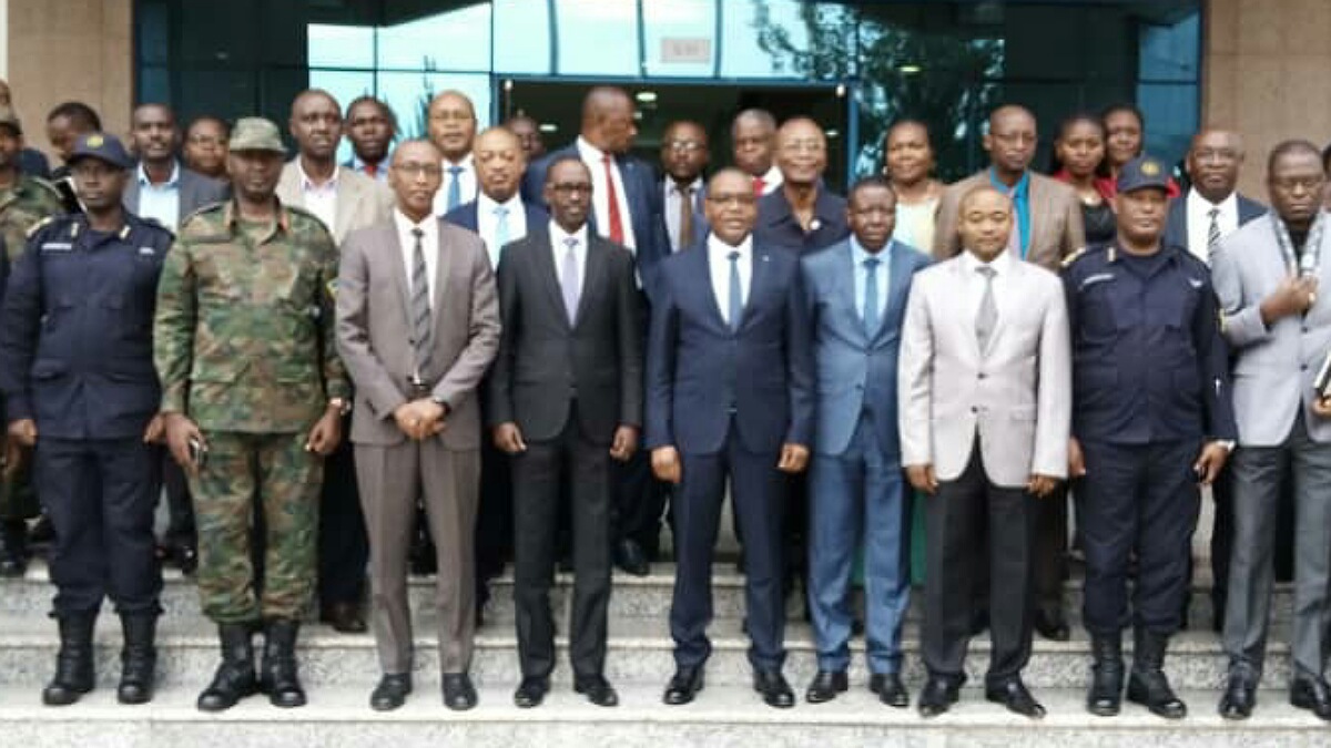 Coopération le gouverneur du Sud-Kivu et de la province de l'Ouest du Rwanda