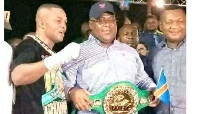 Ilunga Makabu conserve sa ceinture de champion du monde WBC