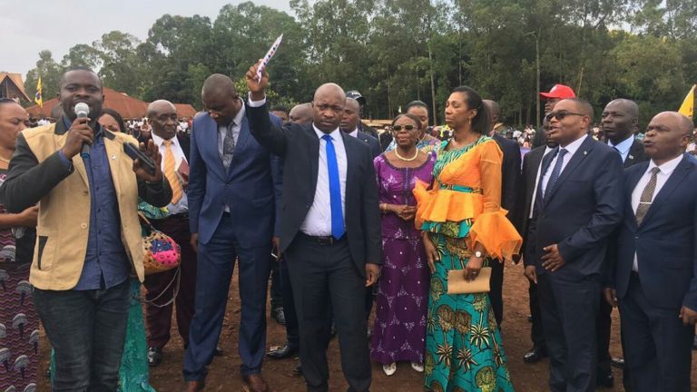 J. Mabunda remet 10 mille dollars à la jeunesse de Panzi