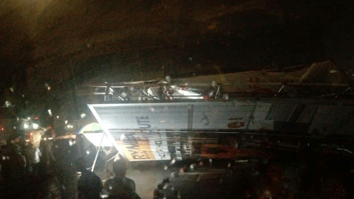 Kinshasa Après la pluie, les panneaux publicitaires s'écroulent