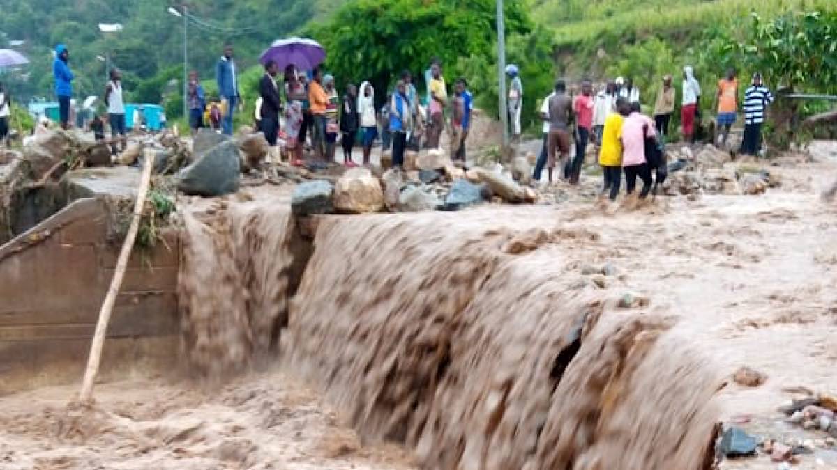 Sud-Kivu : Les eaux du ruisseau Kamongola coupent la RN5 en deux et emportent 2 personnes dans la ville d’Uvira