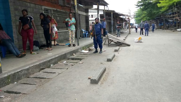 Kinshasa : la police disperse des commerçants au marché