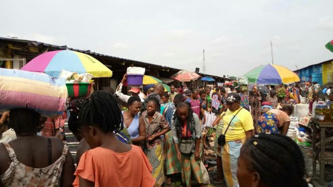 Confinement à Kinshasa certains Kinois s'approvisionnent dans