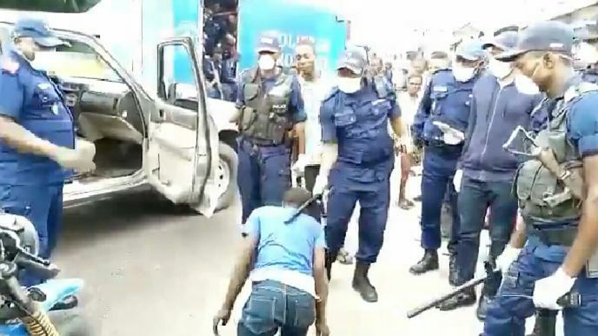 Général Kasongo une descende sur le terrain pour faire respecter aux chauffeurs les mesures prises contre le COVID-19.