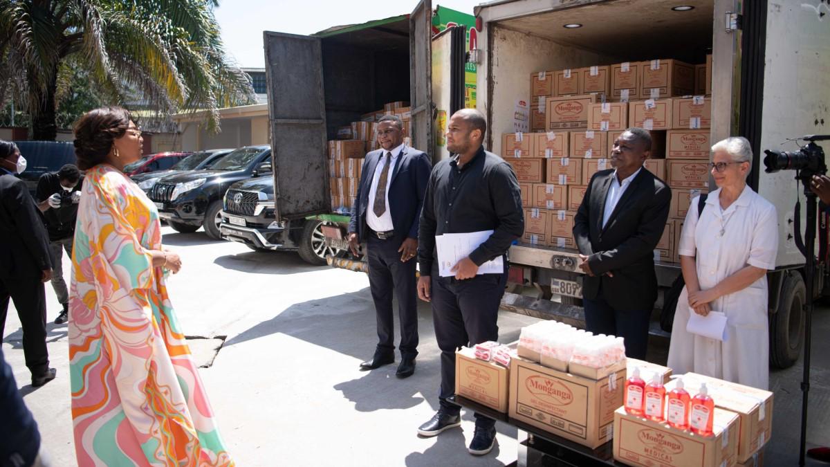 la Fondation Denise Tshisekedi offre des produits détergents à plusieurs hôpitaux
