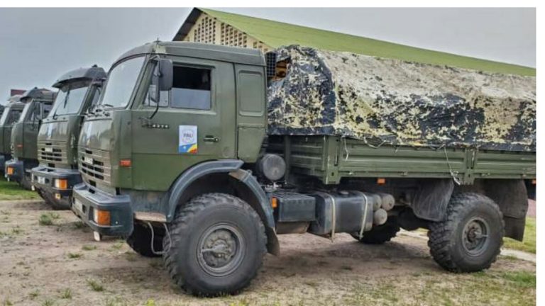 Des véhicules de l'armée