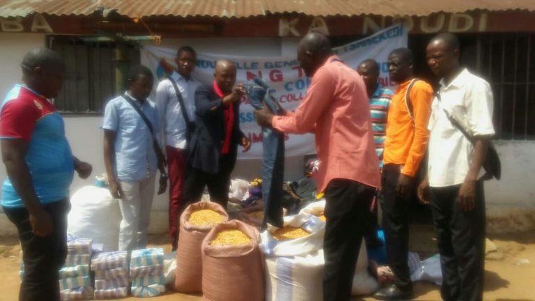 Don des vivres et non vivres aux retournés d'Angola