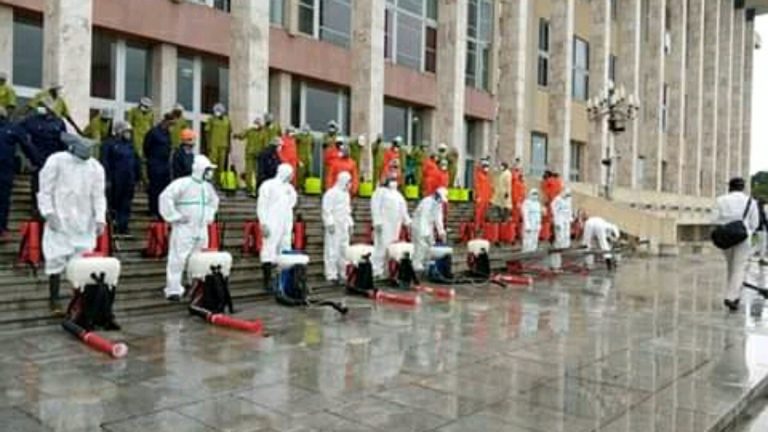 covid 19 la désinfection du palais du peuple