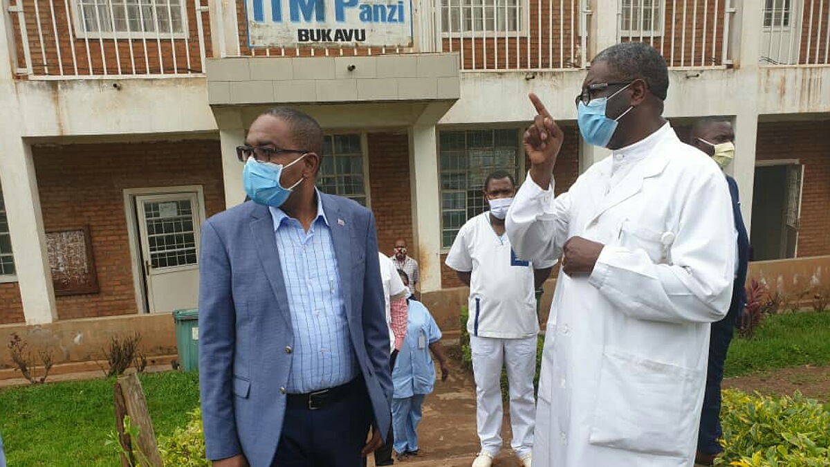 théo Ngwabidje et le Dr Denis Mukwege visite de l'hôpital de Panzi